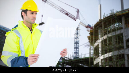 Zusammengesetztes Bild des Architekten, die Analyse der Blaupause in weißem Hintergrund Stockfoto