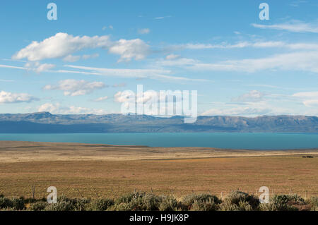 Argentinien: die atemberaubende Landschaft Patagoniens in der Nähe von El Calafate, die Stadt an der südlichen Grenze des unglaublich leichten blauen Lago Argentino Stockfoto