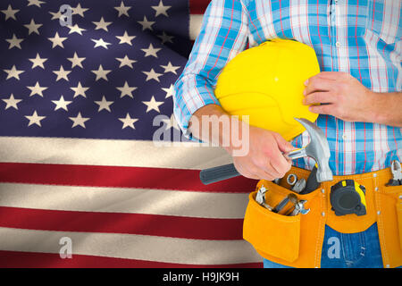 Zusammengesetztes Bild der Arbeiter tragen Werkzeuggürtel halten Sie Hammer und Helm Stockfoto