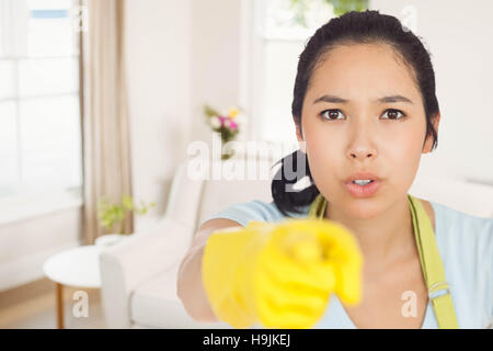 Zusammengesetztes Bild anklagenden Frau in Schürze zeigen Stockfoto