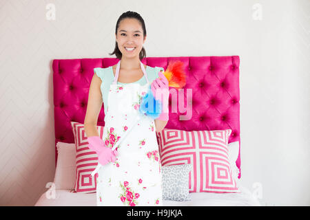 Zusammengesetztes Bild der Frau, die mit Staubtuch Stockfoto