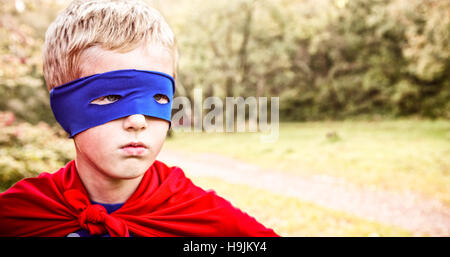 Zusammengesetztes Bild des kleinen Jungen, die vorgibt, Superheld zu werden Stockfoto