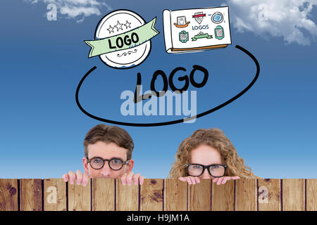 Zusammengesetztes Bild geeky Hipster paar Holding Poster Stockfoto