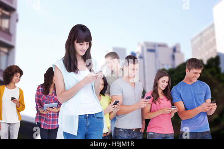 Zusammengesetztes Bild der schönen Frau mit Smartphone Stockfoto