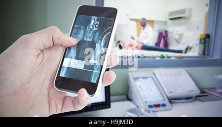 Zusammengesetztes Bild beschnitten Hand des Mannes mit smartphone Stockfoto