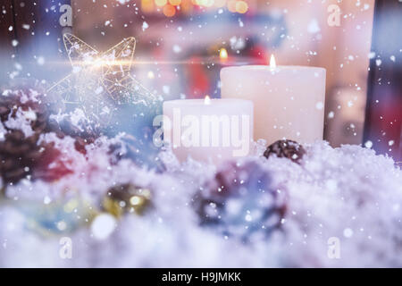 Weihnachts-Dekorationen auf Kunstschnee Stockfoto