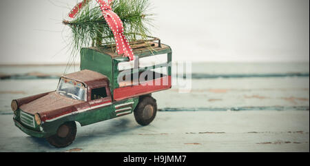 Spielzeug-Tempo mit Weihnachten Tanne auf Holzbrett Stockfoto