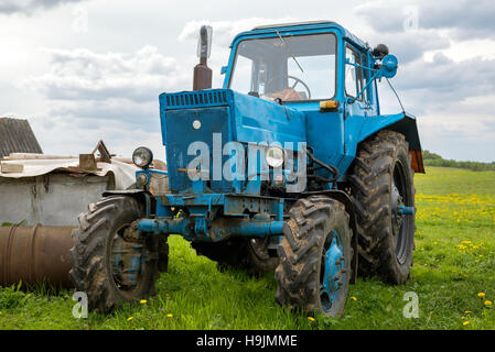 Alten blauen Belarus Traktor auf Grund Stockfoto