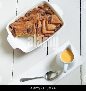 Bread And Butter Pudding mit Custard Vogelperspektive Stockfoto