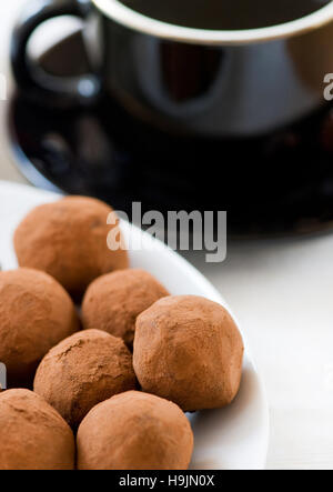Handgefertigte Pralinen mit Kaffee Stockfoto