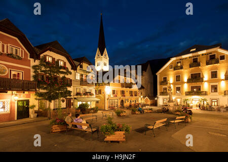 Abenddämmerung über den Marktplatz, Hallstatt, Saltzkammergut, Österreich Stockfoto