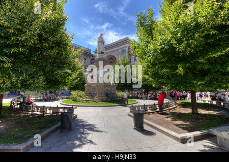 Italien, Lombardei, Mailand, Piazza della Scala, Leonardo da Vinci-Denkmal Stockfoto