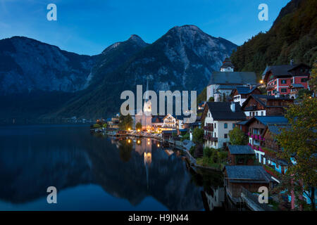 Morgendämmerung über Stadt Hallstatt und Traun, Saltzkammergut, Österreich Stockfoto