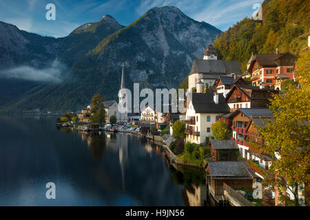 Sonnenaufgang über der Stadt von Hallstatt und Traun, Saltzkammergut, Österreich Stockfoto