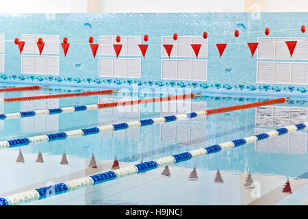 Foto von leeren Swimmingpool mit roten Fahnen Stockfoto