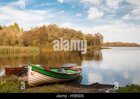 Zwei Angler Boote auf der Seite Loch Corib am Derrymoyle, Oughterard, Co. Galway, Irland Stockfoto