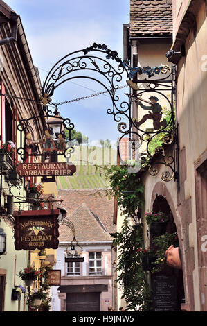 Alte malerische Dorf Riquewihr, Dorf des Weins, Mitglied der schönsten Dörfer Frankreichs, Ostfrankreich, Grenze zu Deutschland, Gemeinde departm Stockfoto