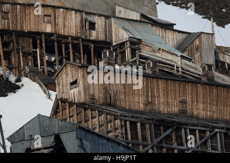 Verfallene Gebäude des verlassenen ehemaligen Zeche in Longyearbyen, Svalbard / Spitzbergen Stockfoto