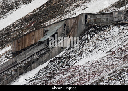 Verfallene Gebäude des verlassenen ehemaligen Zeche in Longyearbyen, Svalbard / Spitzbergen Stockfoto