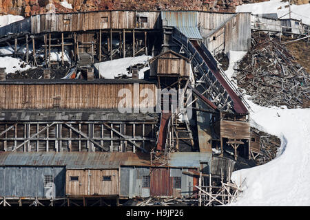 Verfallene Gebäude des verlassenen ehemaligen Zeche in Longyearbyen, Svalbard / Spitzbergen Stockfoto