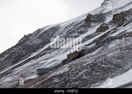 Verfallene Gebäude des verlassenen ehemaligen Zeche in Longyearbyen, Svalbard / Spitzbergen Stockfoto