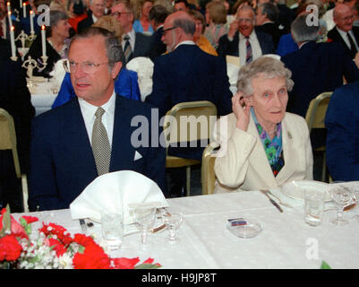 Schwedischer König Carl XVI Gustav an Tisch mit dem schwedischen Schriftsteller Astrid Lindgren, anlässlich des Jahrestags der schwedischen Schriftstellervereinigung im Jahr 1993 Stockfoto