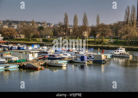 Belgrad, Serbien - Boote, die in einer Marina am Fluss Sava festgemacht sind Stockfoto