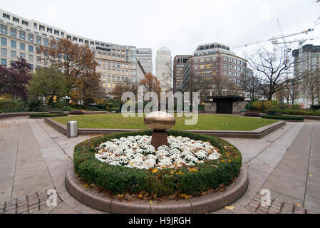 London, UK. 23. November 2016. Canary Wharf, einen weiten Blick auf die moderne Dockland Wolkenkratzer, darunter "1 Canada Square" (das zweite höchste Gebäude in London), HSBC und Citi Banken. © Alberto Pezzali/Pacific Press/Alamy Live-Nachrichten Stockfoto