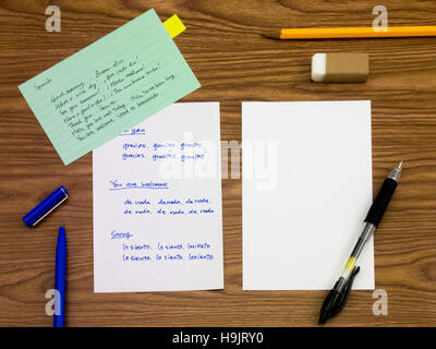 Spanisch; Erlernen der neuen Sprache schreiben der Wörter auf dem Notebook Stockfoto