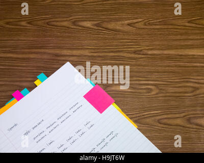 Spanisch; Erlernen der neuen Sprache schreiben der Wörter auf dem Notebook Stockfoto