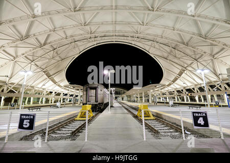 Denver, USA - 3. November 2016: Nacht Bild des renovierten Denver Union Station, Hauptbahnhof Verkehrsknotenpunkt in Denver, Colorado. Stockfoto