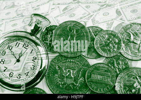 Taschenuhr, Münzen und Banknoten. Zeit ist Geld-Konzept Stockfoto