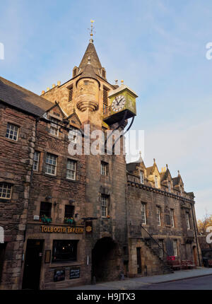 UK, Schottland, Lothian, Edinburgh, die Royal Mile und Glockenturm der Canongate Tolbooth. Stockfoto