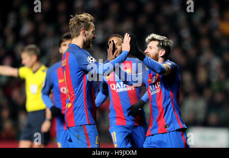 Barcelonas Lionel Messi (rechts) feiert zweiten Tor sein Team den Strafstoß mit Teamkollege Ivan Rakitic (links) während der UEFA-Champions-League-Spiel im Celtic Park, Glasgow. Stockfoto