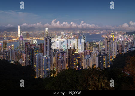 Malerische Aussicht auf die berühmte Skyline von Hong Kong gesehen vom Victoria Peak am Abend. Kopieren Sie Raum. Stockfoto