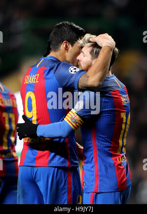 Barcelonas Lionel Messi (rechts) feiert zweiten Tor seiner Mannschaft des Spiels den Strafstoß mit Teamkollegen Luis Suarez (links) während der UEFA-Champions-League-Spiel im Celtic Park, Glasgow. Stockfoto