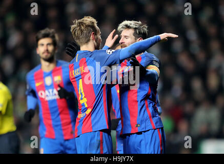 Barcelonas Lionel Messi (rechts) feiert zweiten Tor seiner Mannschaft des Spiels den Strafstoß mit Teamkollege Ivan Rakitic (links) während der UEFA-Champions-League-Spiel im Celtic Park, Glasgow. Stockfoto