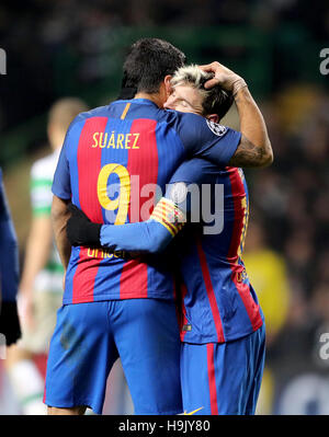 Barcelonas Lionel Messi (rechts) feiert zweiten Tor seiner Mannschaft des Spiels den Strafstoß mit Teamkollegen Luis Suarez (links) während der UEFA-Champions-League-Spiel im Celtic Park, Glasgow. Stockfoto