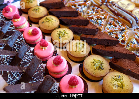 Wüsten-Auswahl-Cup cakes, Himbeer Makronen, Schokolade Kuchen Stockfoto
