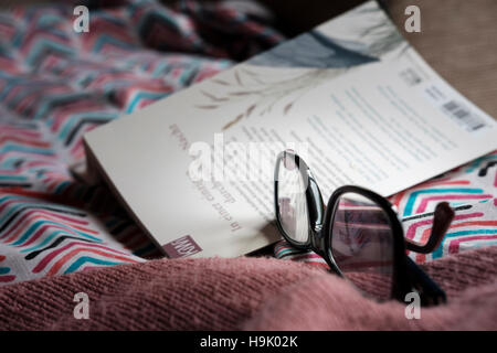 Vor dem Schlafengehen Lesebuch und Brille Stockfoto