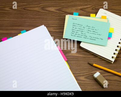 Spanisch; Erlernen der neuen Sprache schreiben der Wörter auf dem Notebook Stockfoto