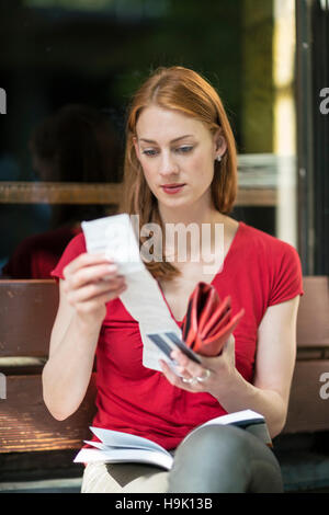 Porträt der Frau Kaufbeleg überprüfen Stockfoto