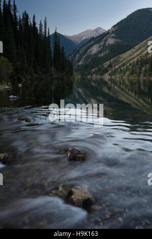 Erstes Licht am Untersee-Kolsai mit klaren Fluss im Kungey Alatau Gebirge Kasachstan Stockfoto