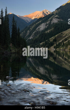 Sonnige Gipfel spiegeln sich in Kolsai Untersee im Kungey Alatau Gebirge Kasachstan Stockfoto