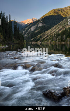 Stromschnellen des Flusses Kolsai Untersee bei Sonnenaufgang in den Bergen Kungey Alatau Kasachstan Stockfoto