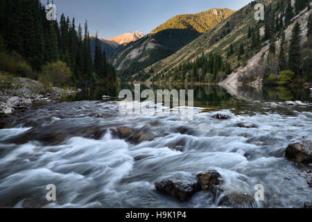 Stromschnellen des Kolsai Untersee bei Sonnenaufgang im Kungey Alatau Gebirge Kasachstan Stockfoto