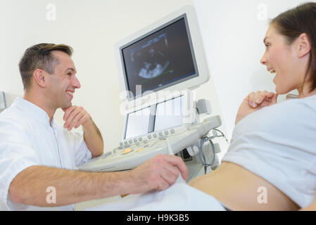 Dame mit ersten Schwangerschaft Scannen begeistert Stockfoto