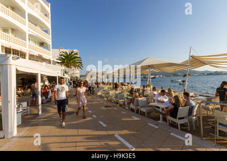 Spanien, Balearen, Ibiza, Sant Antoni de Portmany, Menschen im Café del Mar Stockfoto