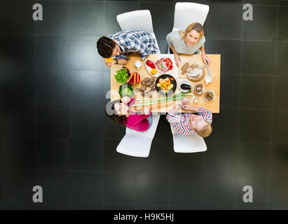 Gruppe von jungen Leuten essen Frühstück im modernen Interieur-Ansicht von oben Stockfoto