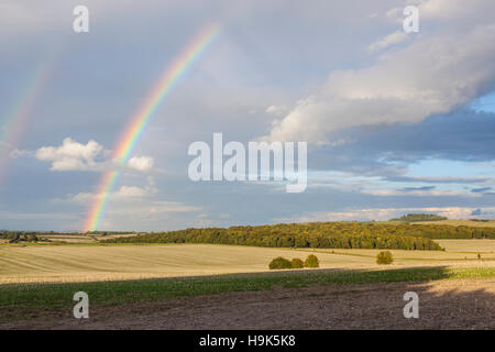 Ein doppelter Regenbogen über die Dorset Landschaft. Stockfoto